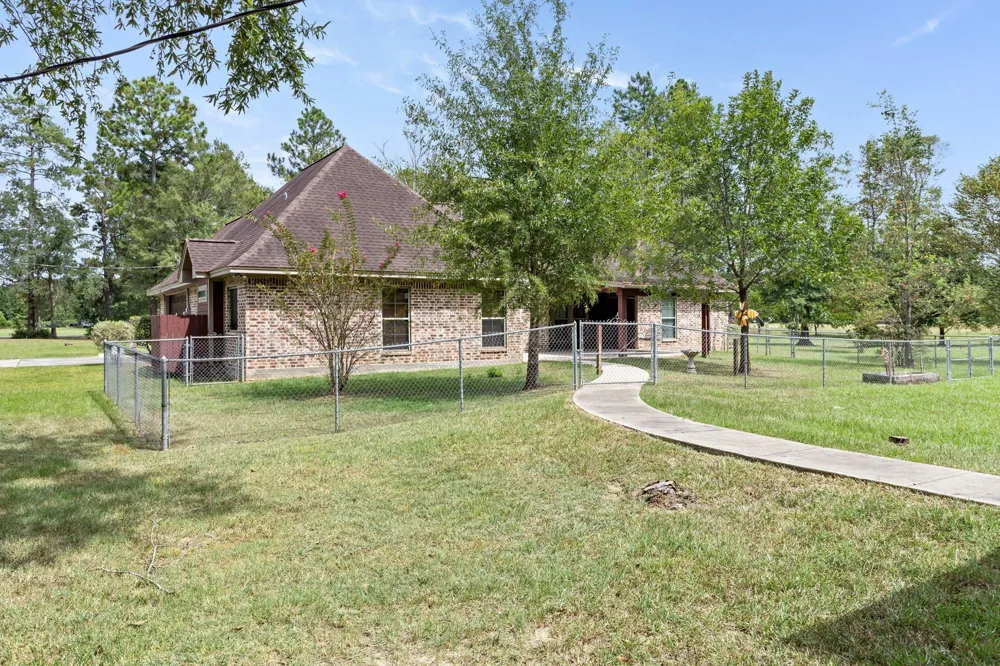 141 County Road 889 Buna, TX 77612