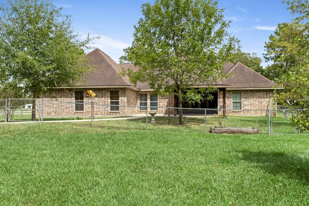 141 County Road 889 Buna, TX 77612
