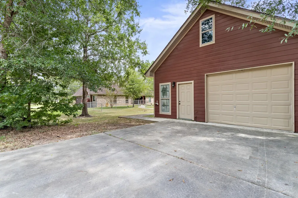 141 County Road 889 Buna, TX 77612