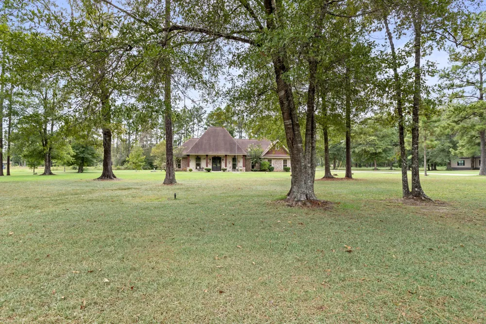 141 County Road 889 Buna, TX 77612