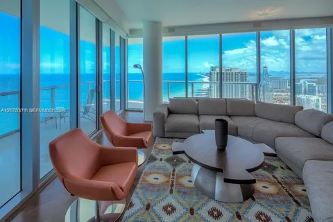 17001 Collins Ave #4301