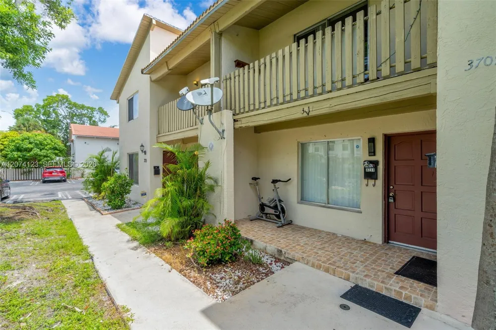 3711 Riverside Dr Coral Springs, FL 33065