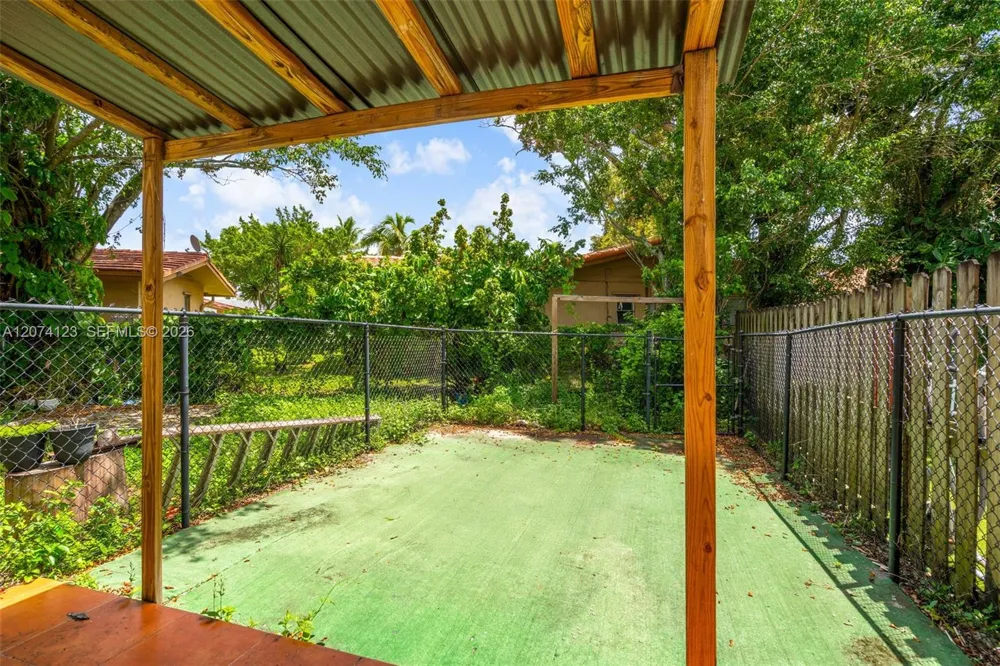 3711 Riverside Dr Coral Springs, FL 33065