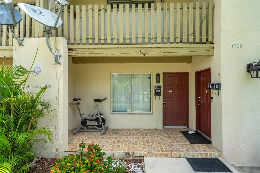 3711 Riverside Dr Coral Springs, FL 33065