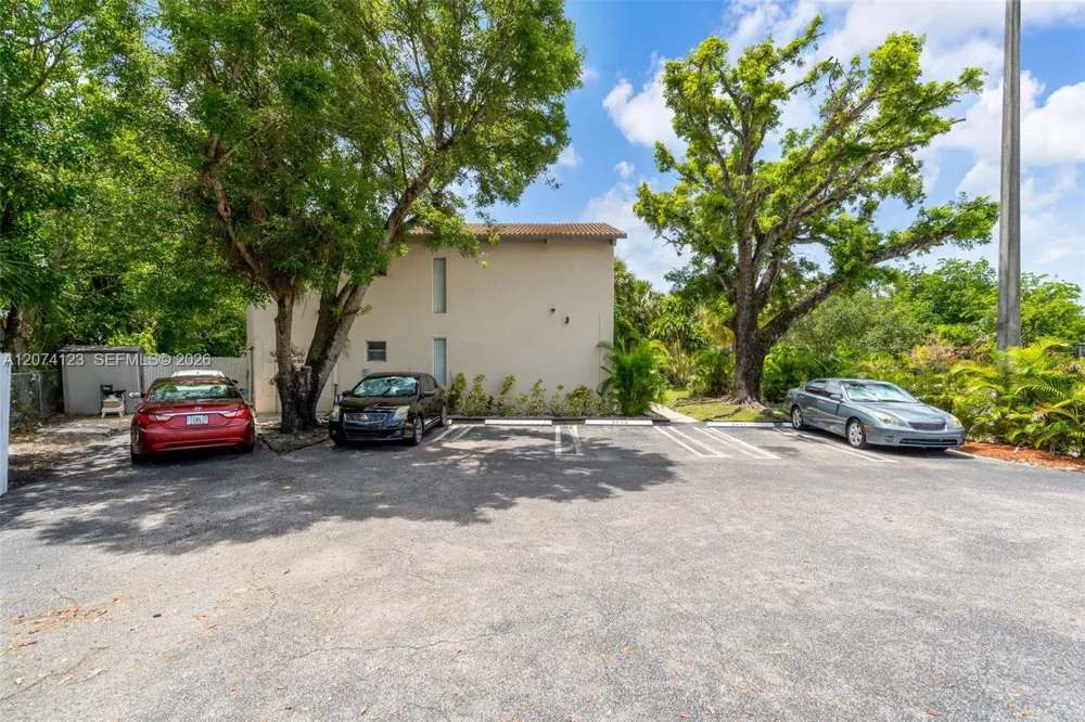 3711 Riverside Dr Coral Springs, FL 33065