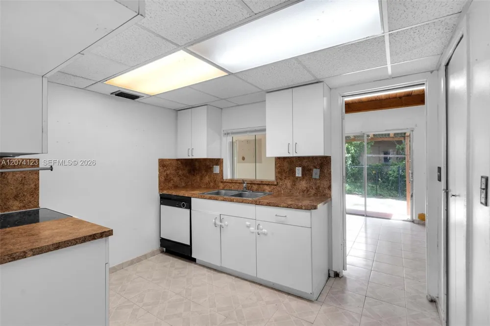 3711 Riverside Dr Coral Springs, FL 33065