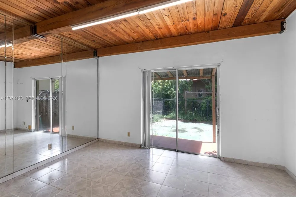 3711 Riverside Dr Coral Springs, FL 33065