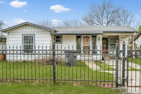 318 VICKERS AVE