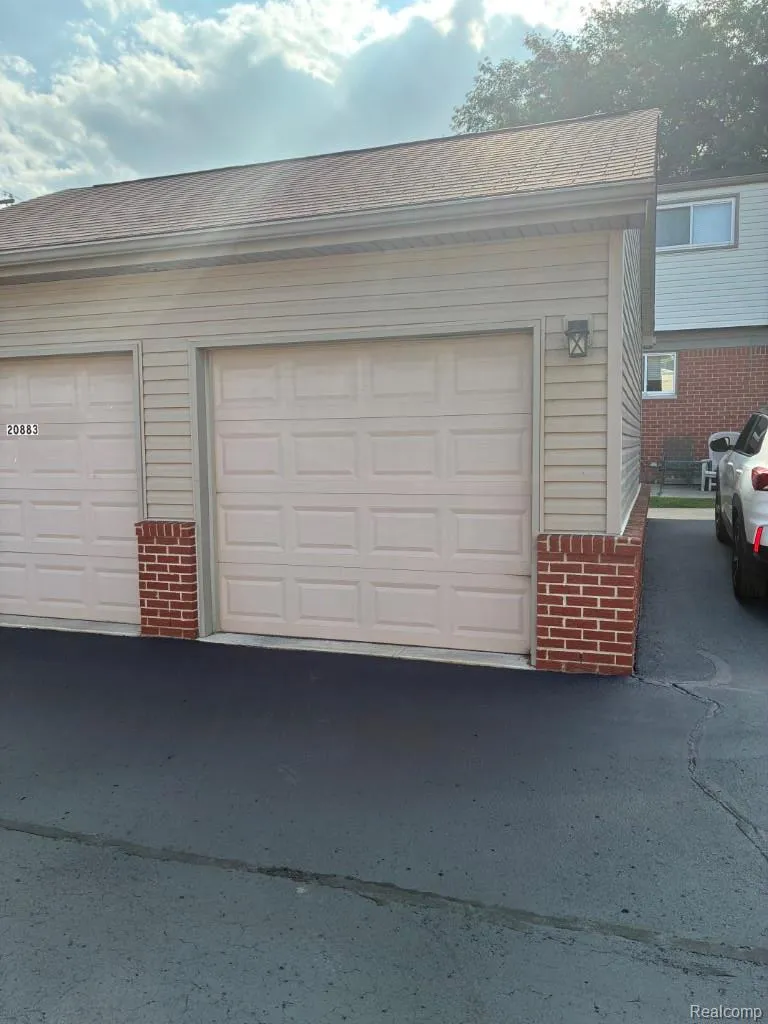 20887 Washington Roseville City, MI 48066