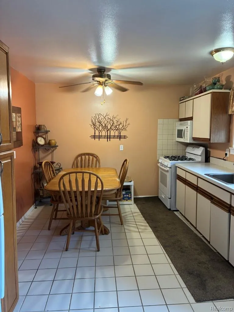 20887 Washington Roseville City, MI 48066