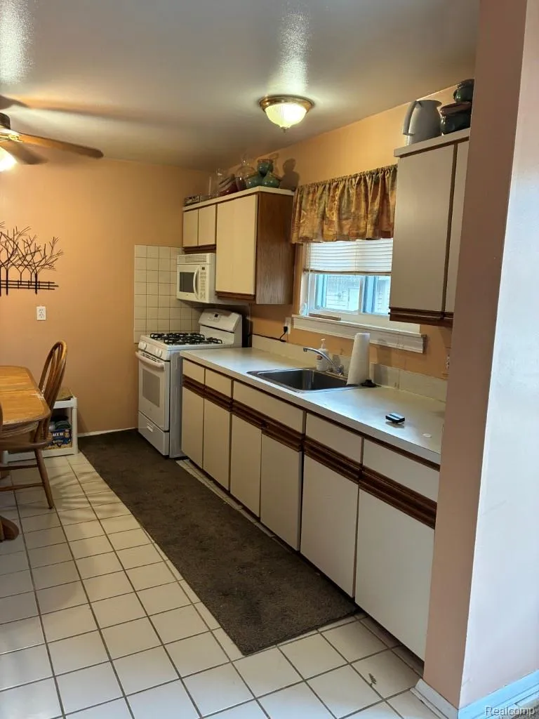 20887 Washington Roseville City, MI 48066