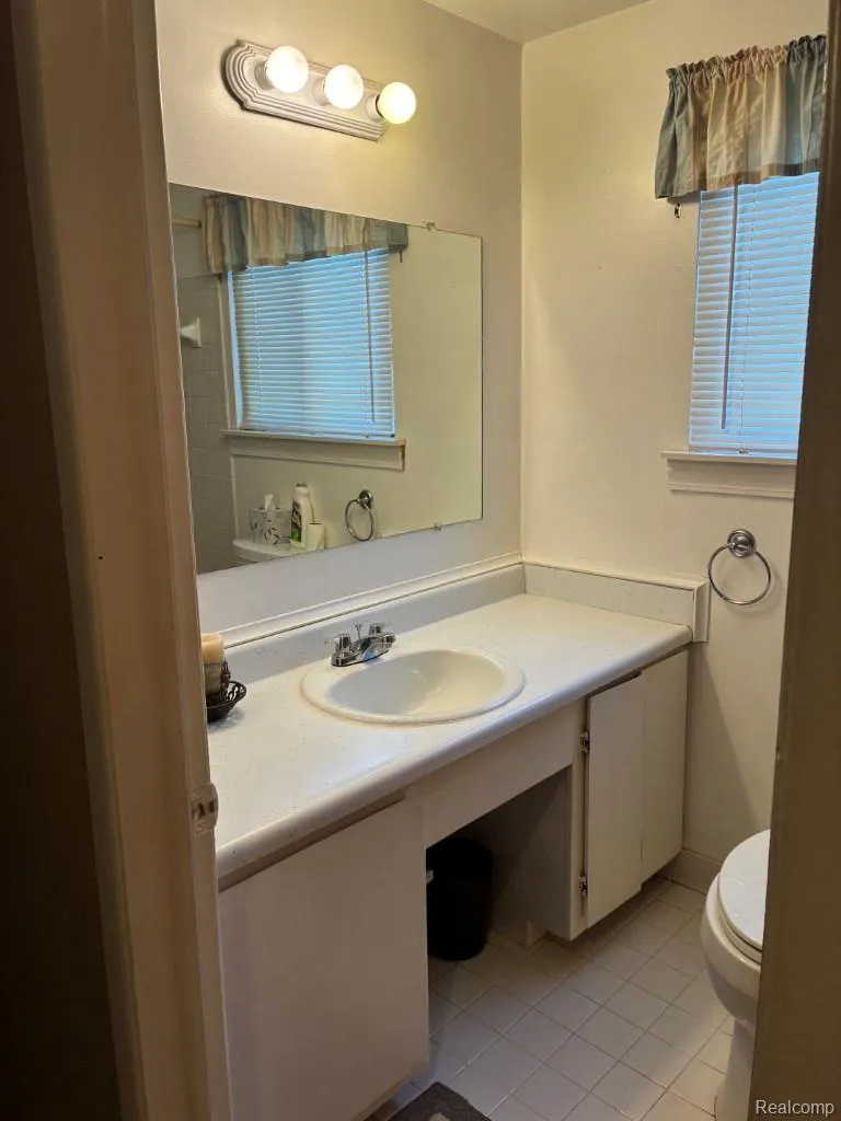 20887 Washington Roseville City, MI 48066