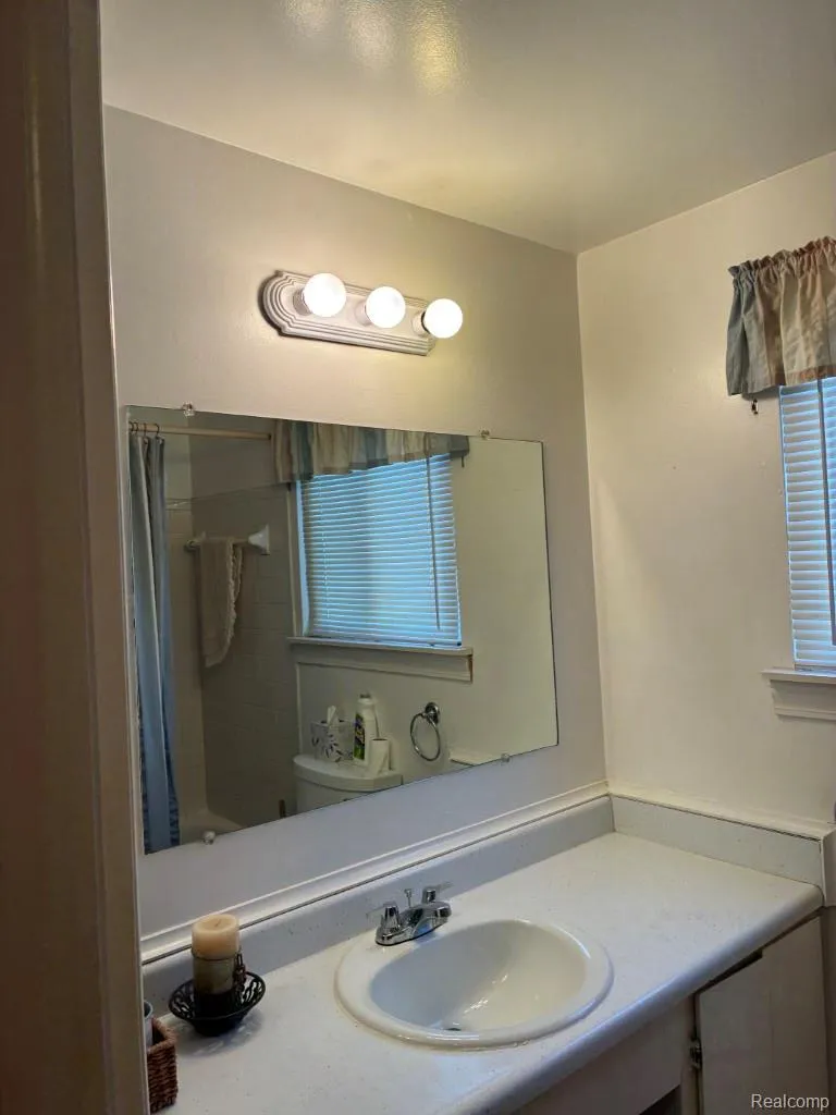 20887 Washington Roseville City, MI 48066
