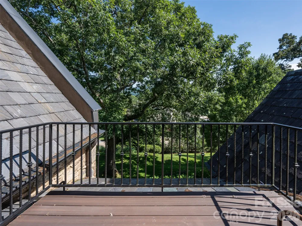 16 Village Oak Drive Arden, NC 28704