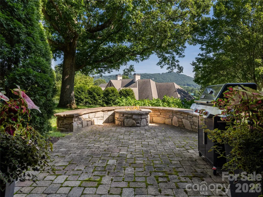 16 Village Oak Drive Arden, NC 28704