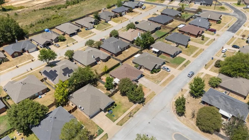 1114 WOODLANDS PARK Lindale, TX 75771