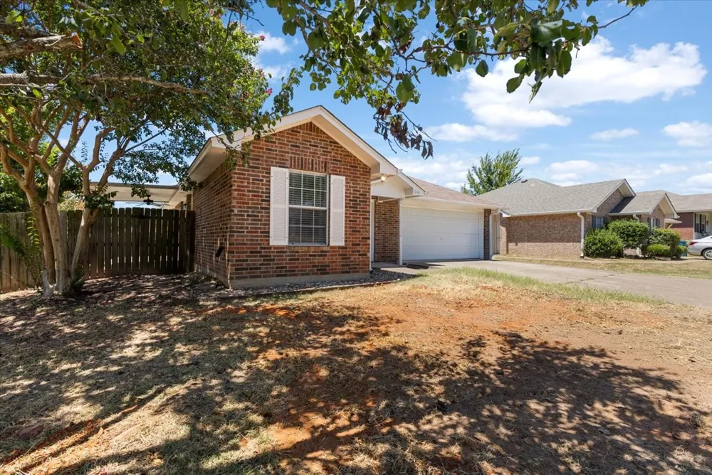 1114 WOODLANDS PARK Lindale, TX 75771