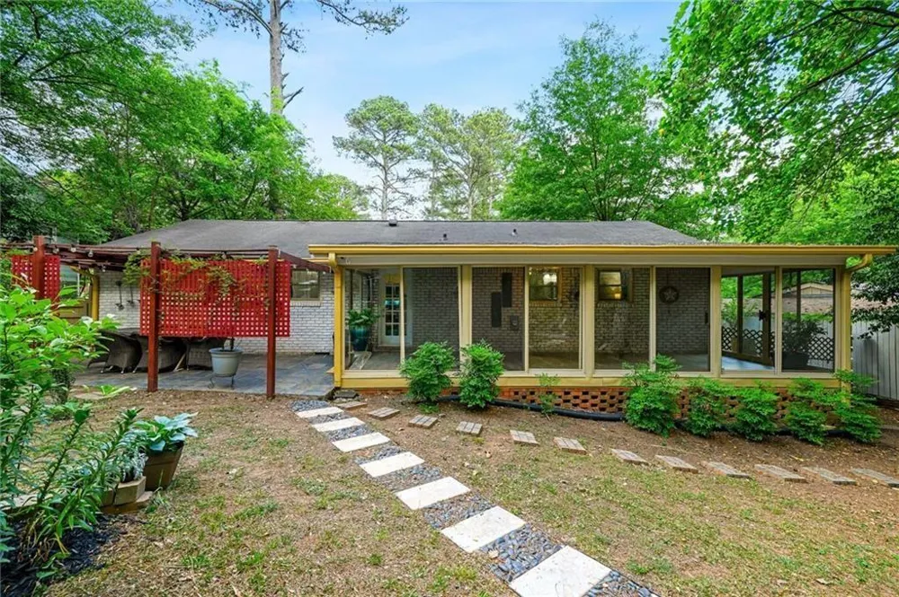 2570 Spring Drive SE Smyrna, GA 30080