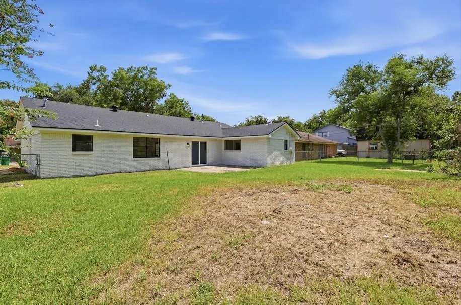 104 Oriole Lane Angleton, TX 77515