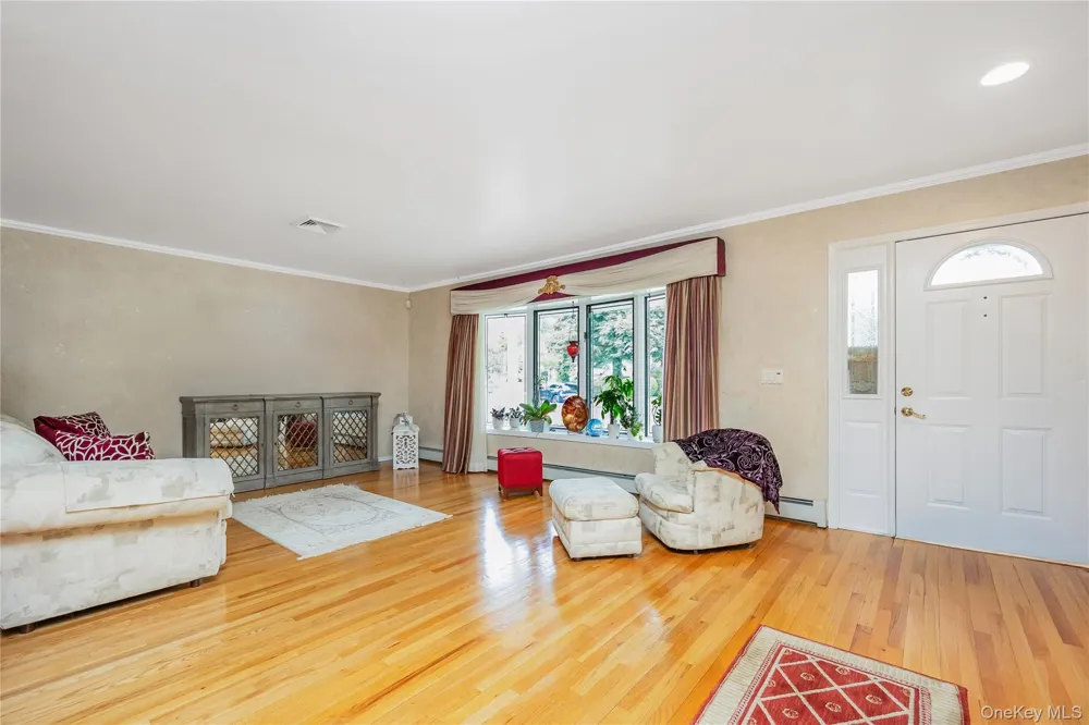 14 Arthur Street Farmingdale, NY 11735