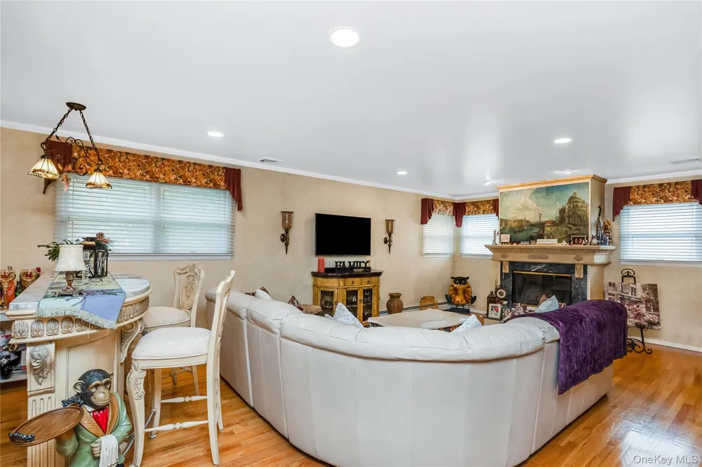 14 Arthur Street Farmingdale, NY 11735