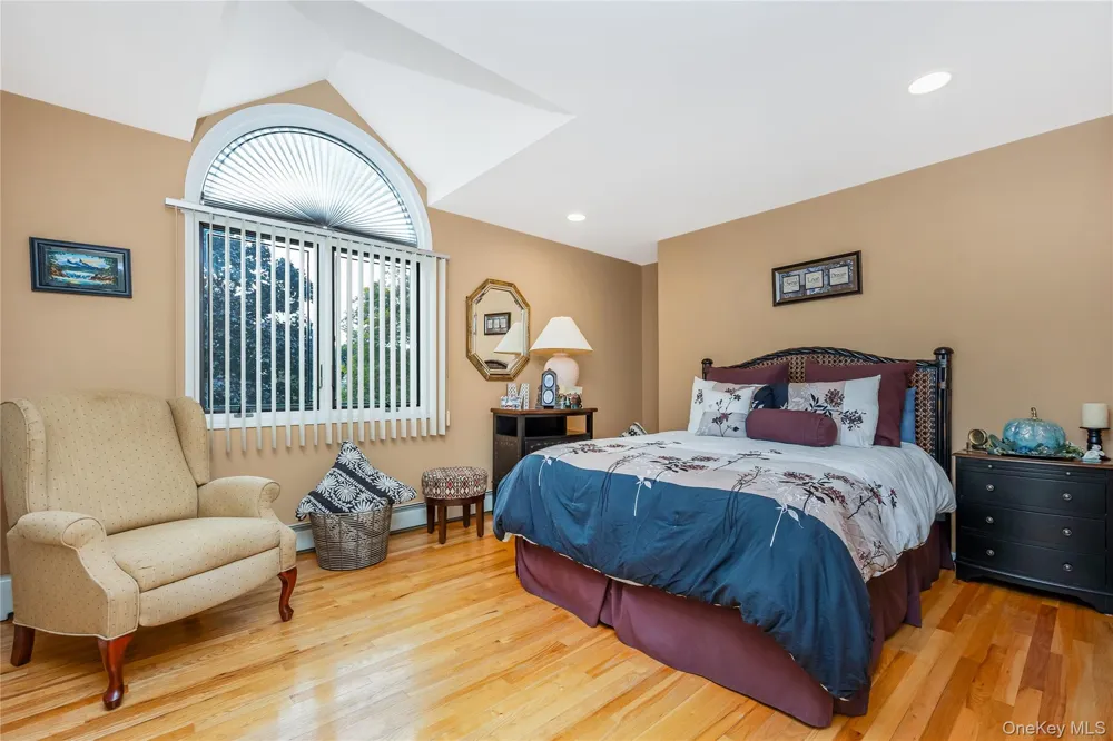 14 Arthur Street Farmingdale, NY 11735