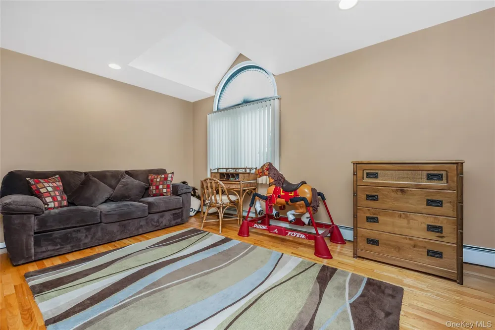 14 Arthur Street Farmingdale, NY 11735