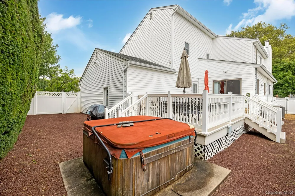 14 Arthur Street Farmingdale, NY 11735