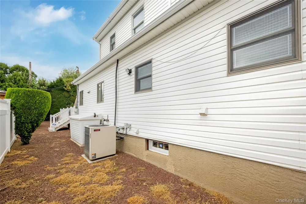 14 Arthur Street Farmingdale, NY 11735