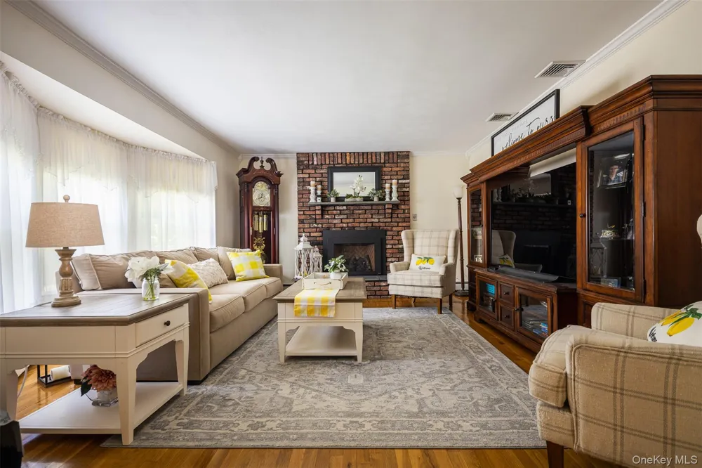 41 Brook Run Drive Medford, NY 11763