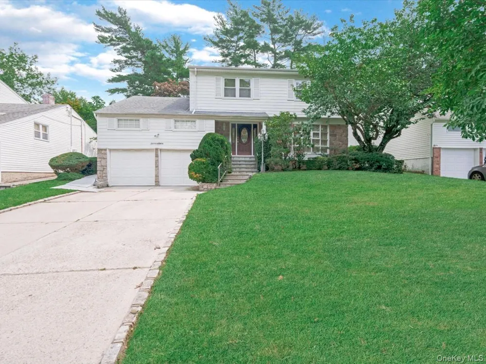 17 Cambridge Road Great Neck, NY 11023