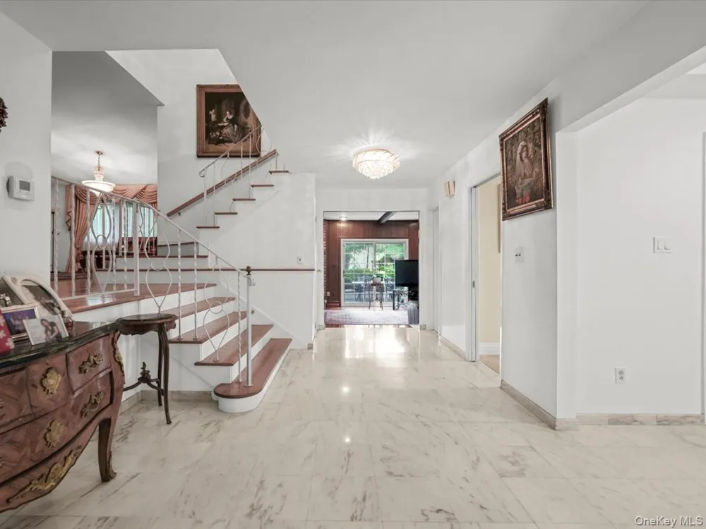 17 Cambridge Road Great Neck, NY 11023