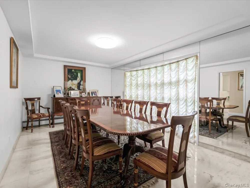 17 Cambridge Road Great Neck, NY 11023