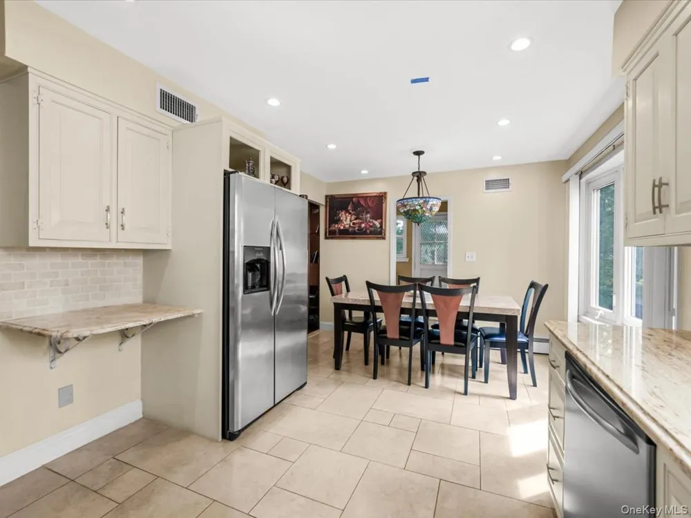 17 Cambridge Road Great Neck, NY 11023