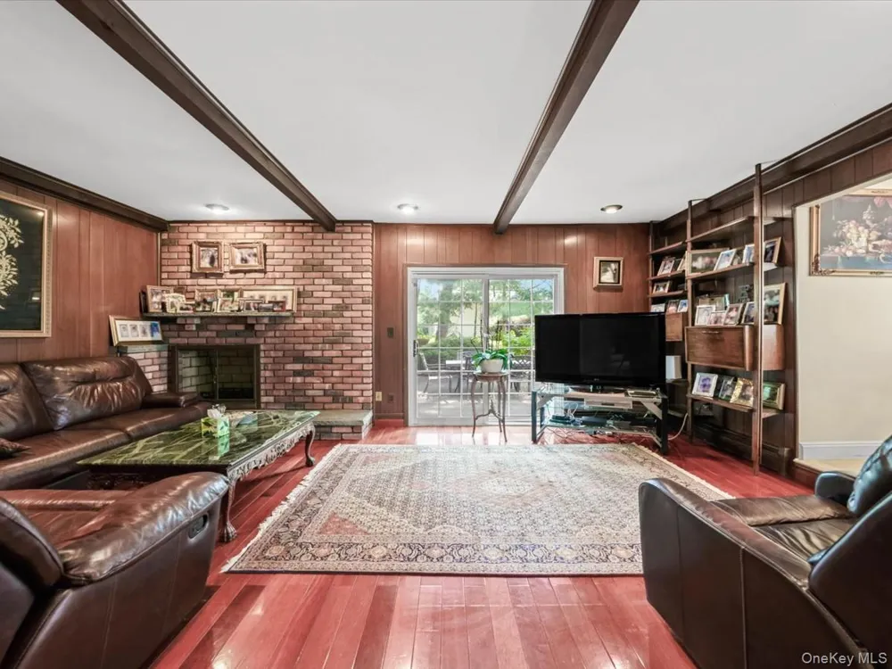 17 Cambridge Road Great Neck, NY 11023