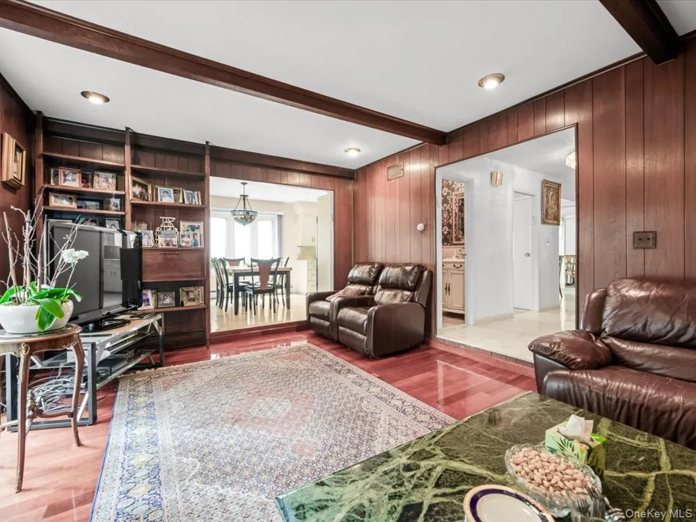 17 Cambridge Road Great Neck, NY 11023