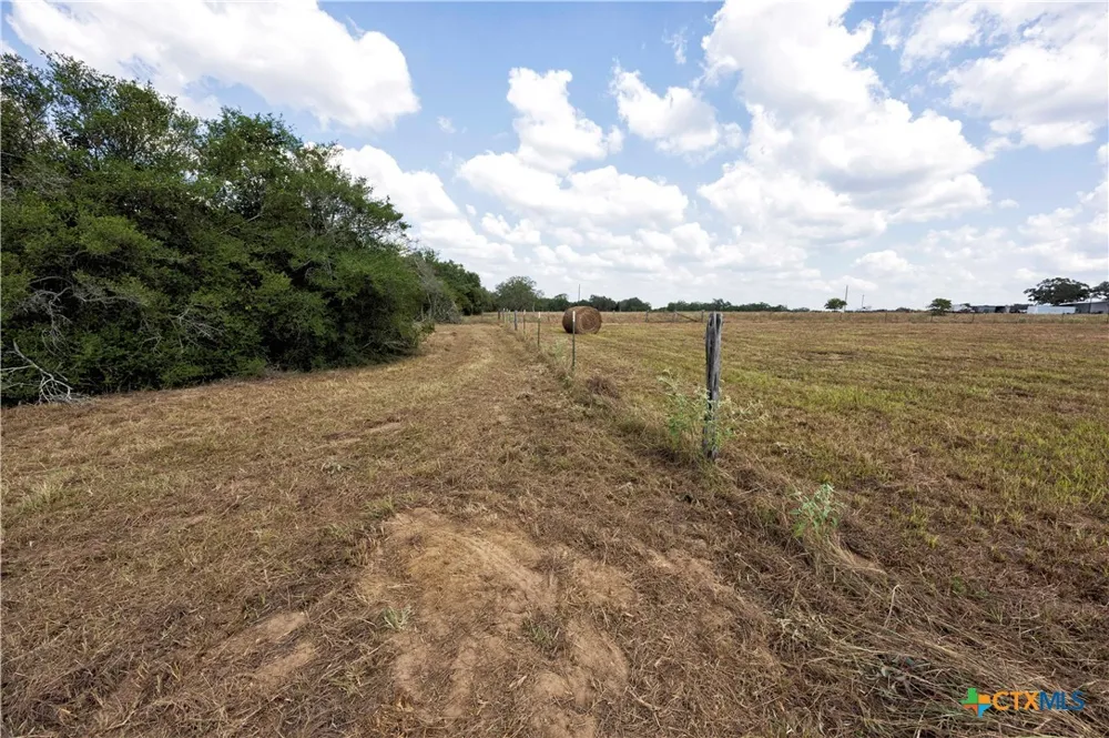 710 County Road 211a Hallettsville, TX 77964