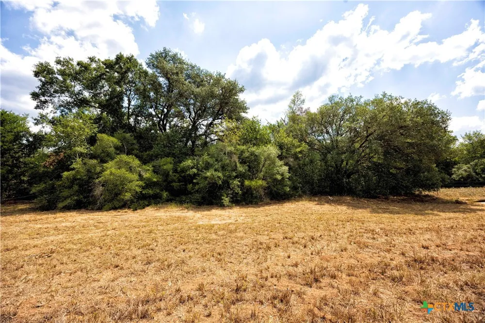 710 County Road 211a Hallettsville, TX 77964