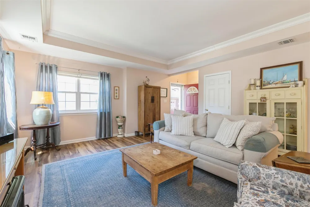 1401 Aerie Way East Quogue, NY 11942