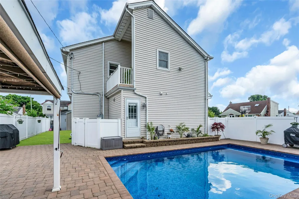 7 Mohawk Drive Massapequa, NY 11758