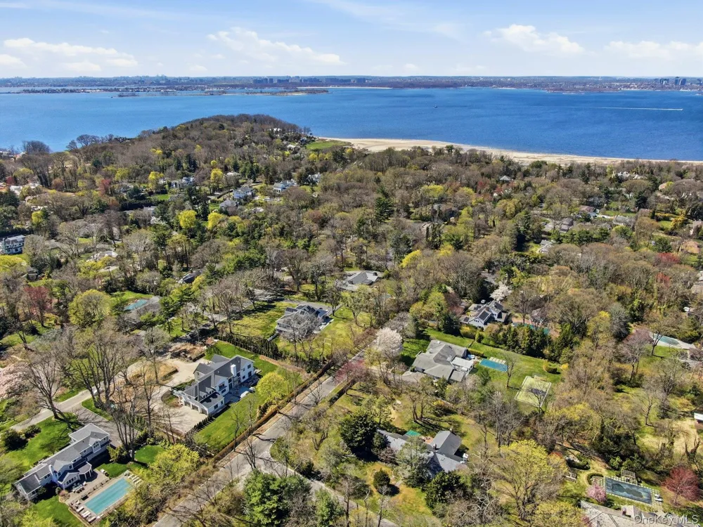 25 W Creek Farms Road Sands Point, NY 11050