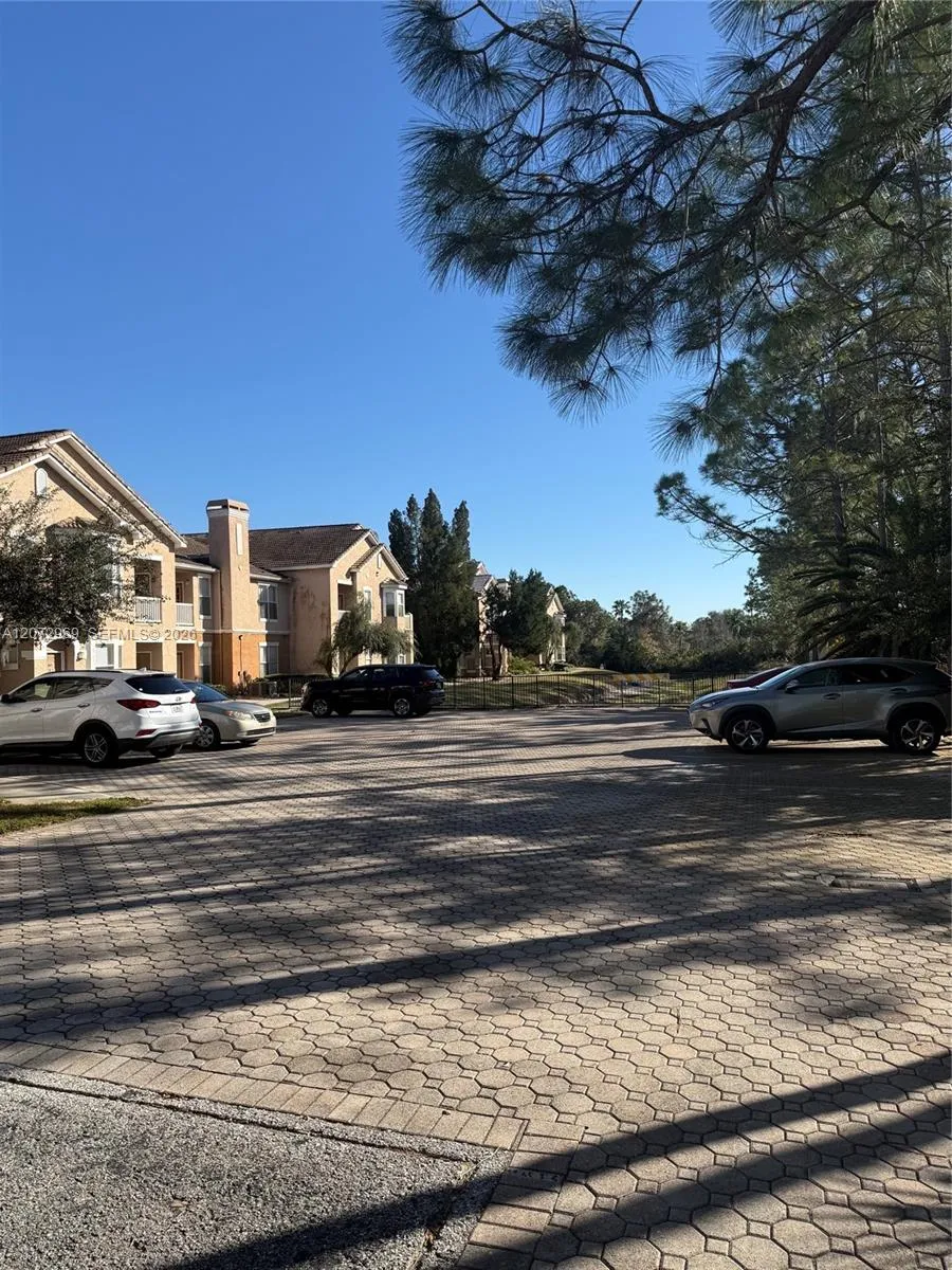 17962 VILLA CREEK DRIVE #17962 Tampa, FL 33647