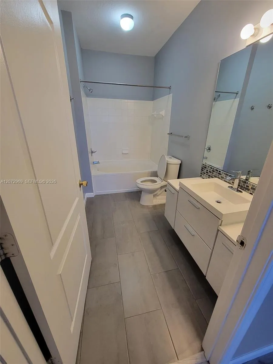17962 VILLA CREEK DRIVE #17962 Tampa, FL 33647