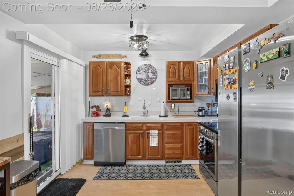 9072 Denne Street Livonia City, MI 48150