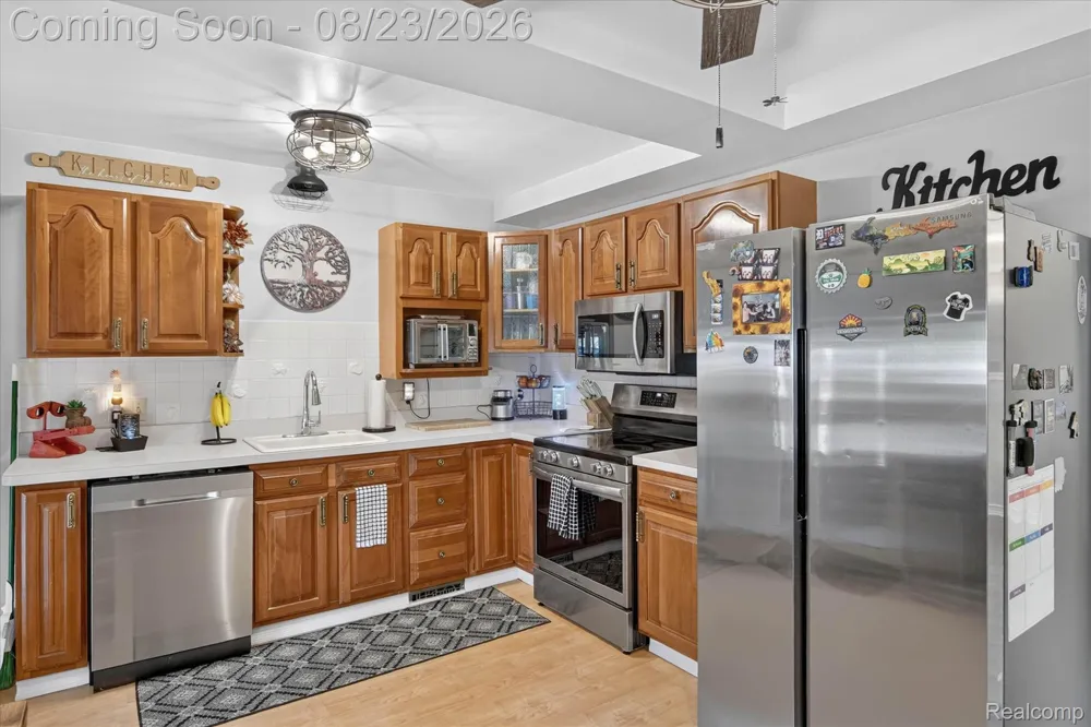 9072 Denne Street Livonia City, MI 48150