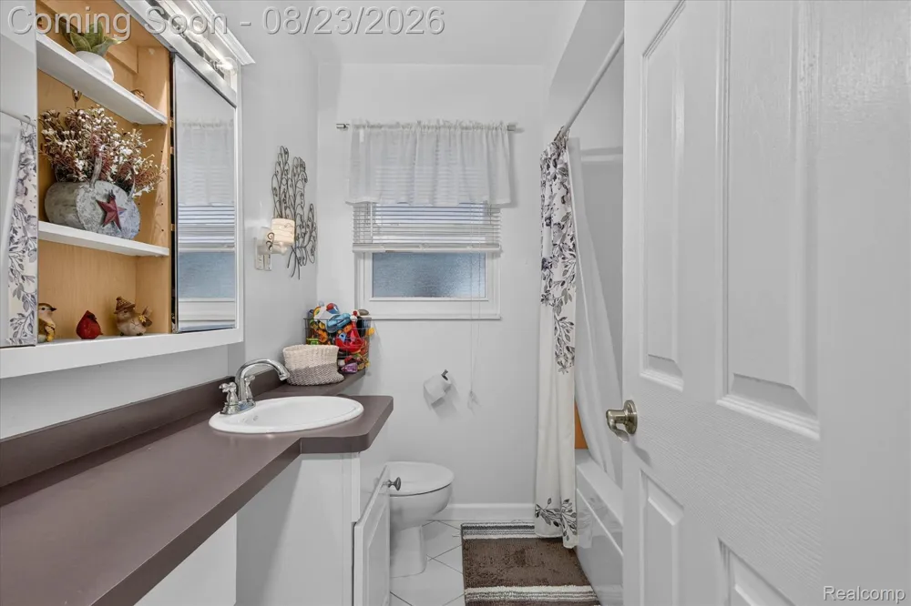 9072 Denne Street Livonia City, MI 48150