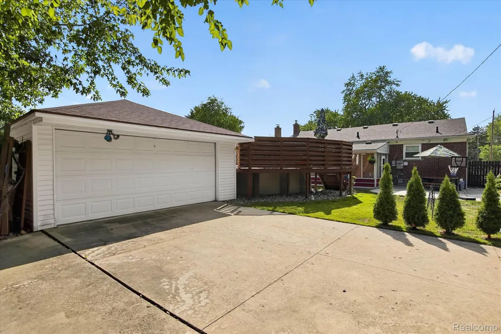 9072 Denne Street Livonia City, MI 48150