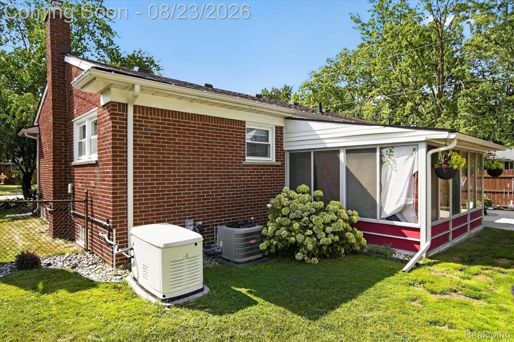 9072 Denne Street Livonia City, MI 48150