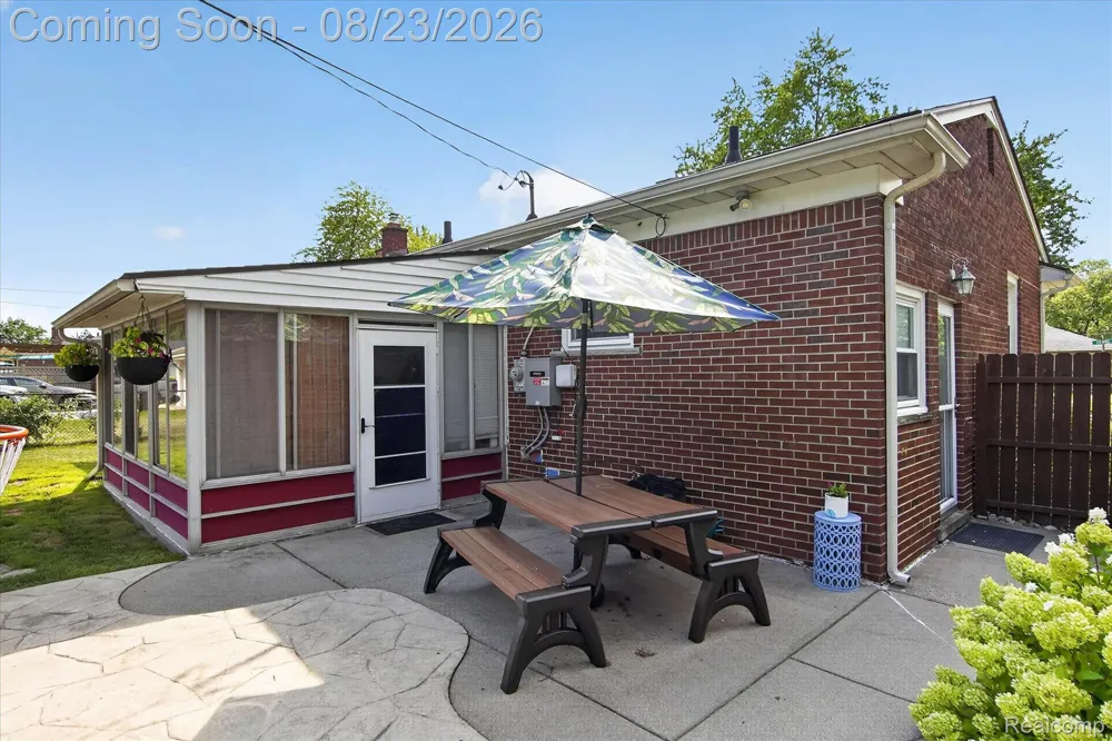 9072 Denne Street Livonia City, MI 48150