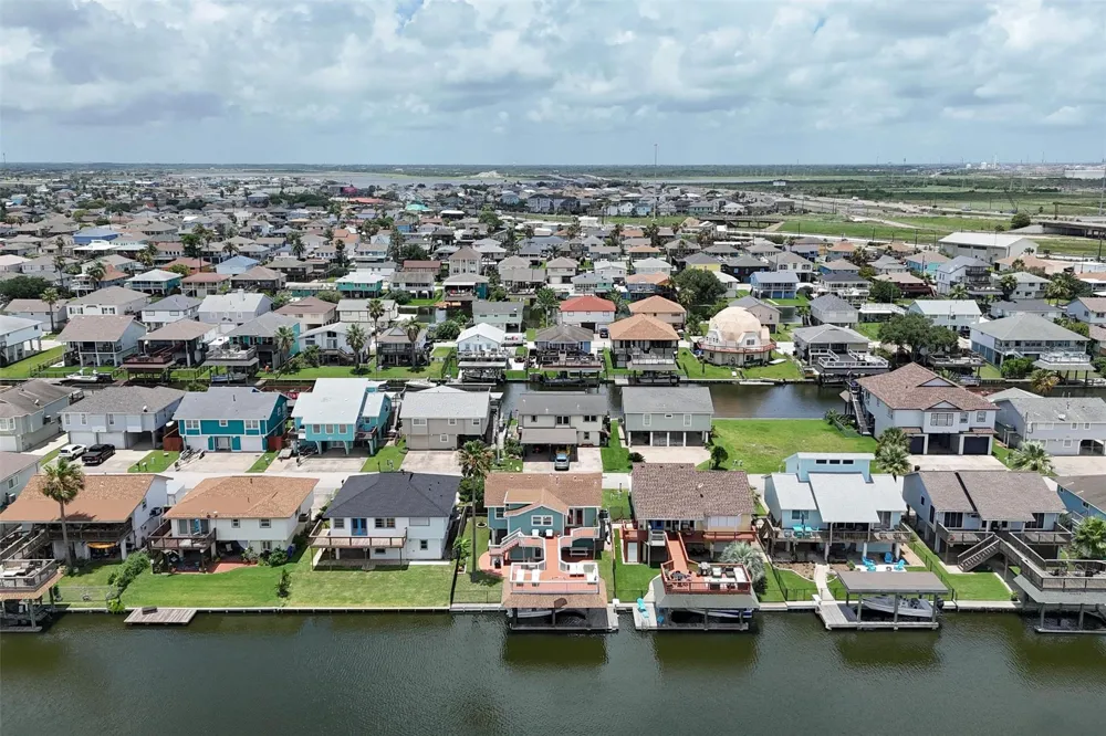 1078 Redfish Street Bayou Vista, TX 77563
